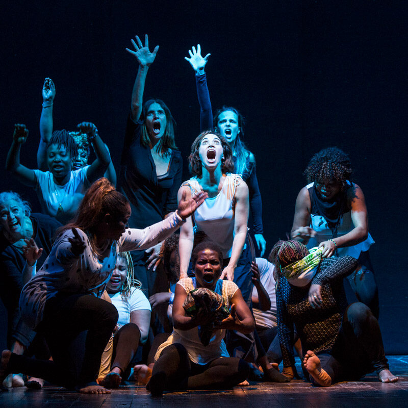 CoverQdV20_Women_Crossing_phSalvatorePastore