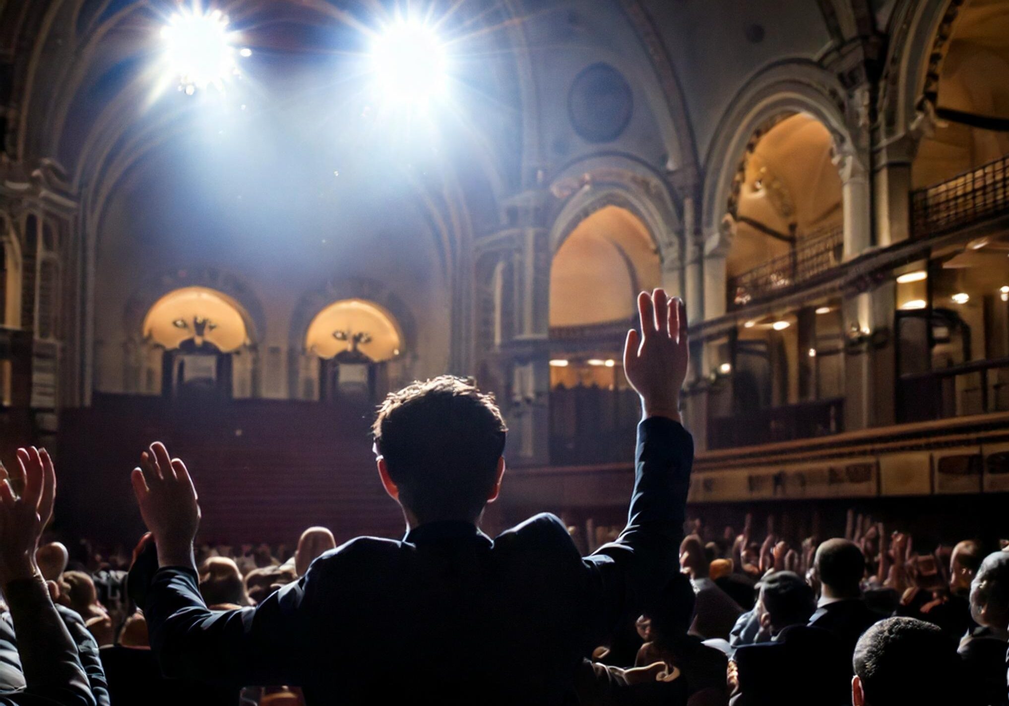 Firefly vorrei una foto realistica di pubblico (non troppo numeroso) in teatro che applaude un conce